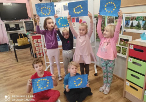 Dzieci pokazują wykonane flagi UE.